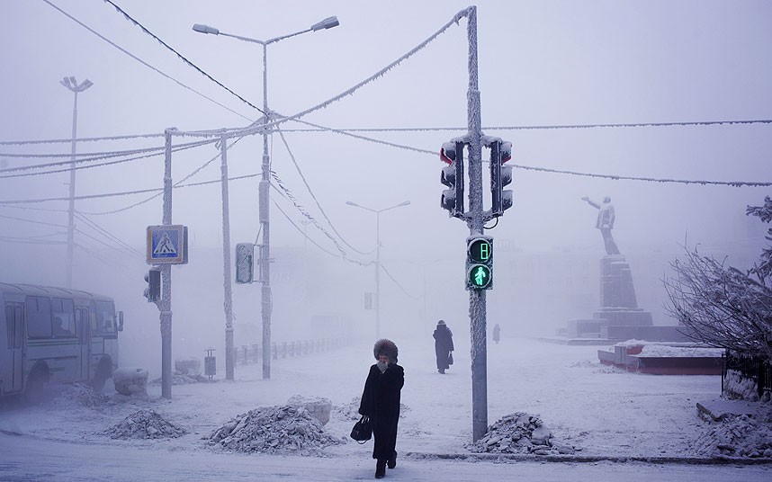 1. Làng Oymyakon, Cộng hòa Sakha, Siberia (Nga). Với dân số chỉ 500 người, làng băng giá Oymyakon có nhiệt độ trung bình từ tháng 12 kéo dài đến tháng 2 âm dưới 10 độ C, là nơi cư trú lạnh nhất trên Trái đất. Nhiệt độ thấp kỷ lục thế giới ghi nhận được ở đây là -71,2 độ C.